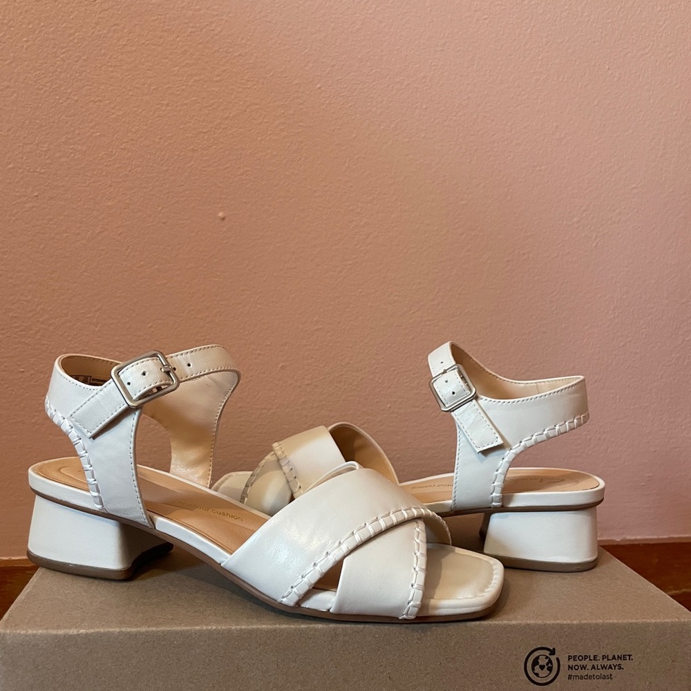 Clarks Womens Serina 35 Cross Sandal - Size 7